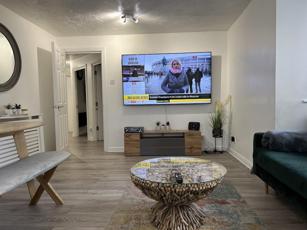 Impeccable 2-bed Apartment in Erith - Tap to explore photos