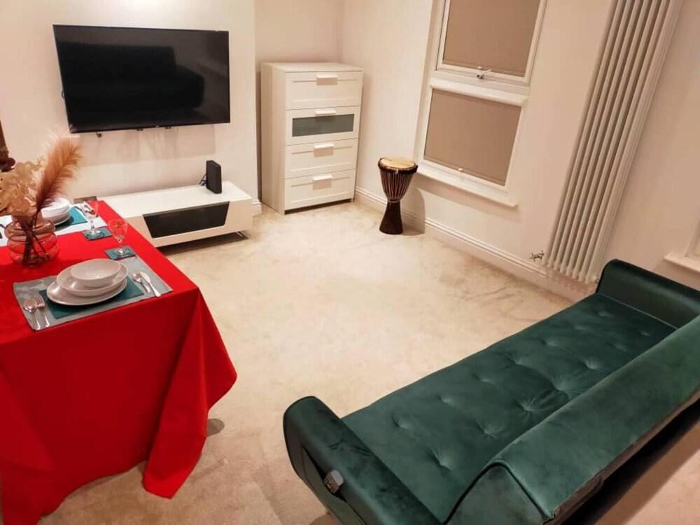Stylish 1 Bedroom Flat for 3 Guest - Tap to explore photos