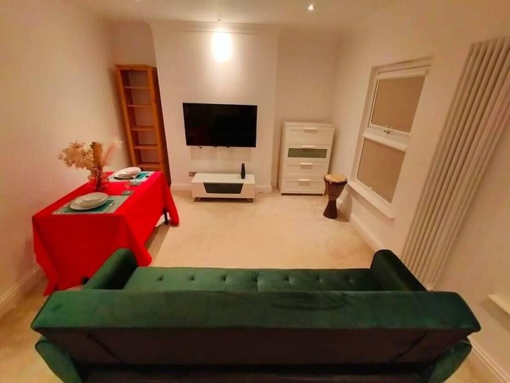 Stylish 1 Bedroom Flat for 3 Guest - Tap to explore photos
