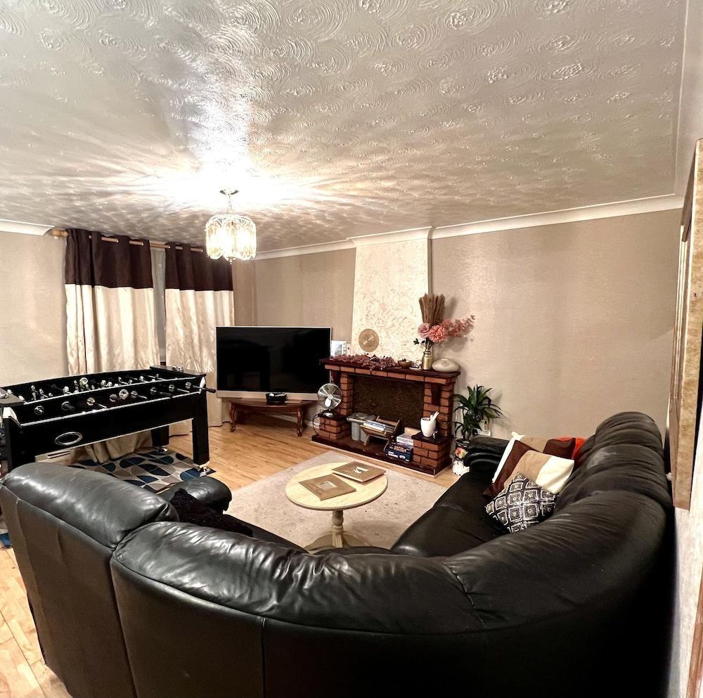 Stunning 3-bed House in Enfield, can Sleep 10 - Tap to explore photos