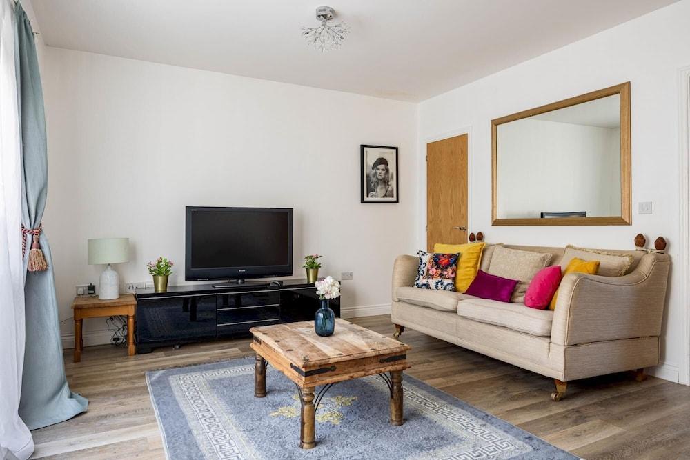 Superb 3-bed House With Parking Garden in London - Tap to explore photos