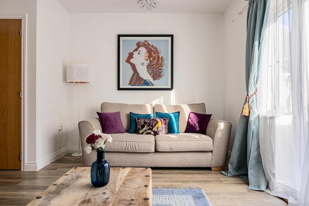 Superb 3-bed House With Parking Garden in London - Tap to explore photos