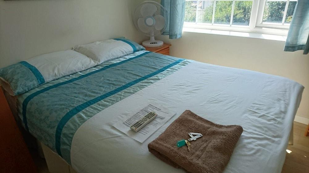 Room in Guest Room - Double With Shared Bathroom Sleeps 1-2 Located 5 Minutes From Heathrow - Tap to explore photos