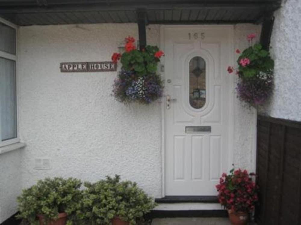 Room in Guest Room - Double With Shared Bathroom Sleeps 1-2 Located 5 Minutes From Heathrow - Tap to explore photos