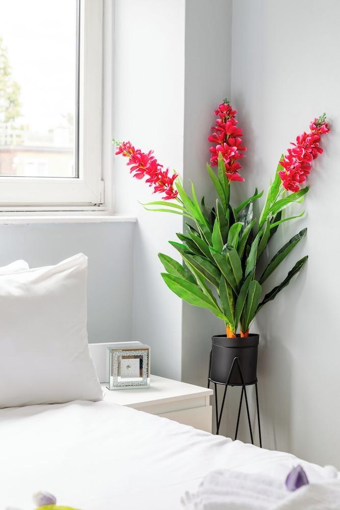 3 Bed Flat, Dedicated Workspace, Parking, 4KTV Room Type - Comfort Apartment