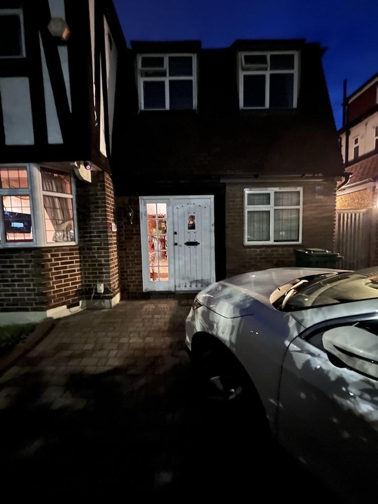 Immaculate 5-bed House in Barnet - Tap to explore photos
