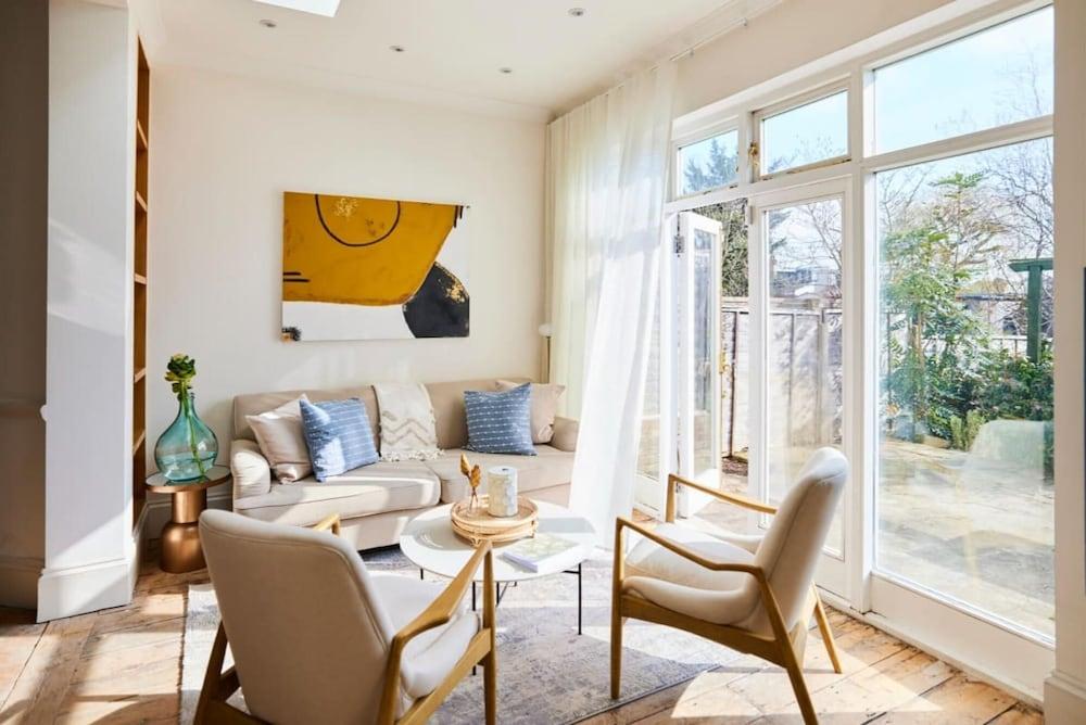 The Barnet Escape - Exquisite 4bdr House With Garden Patio - Tap to explore photos