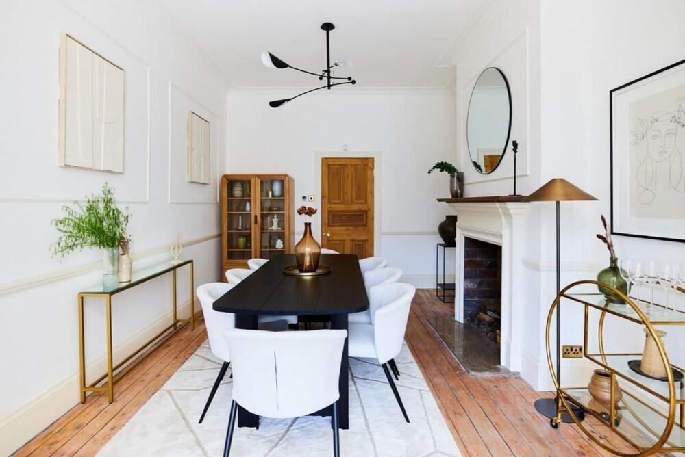The Barnet Escape - Exquisite 4bdr House With Garden Patio - Tap to explore photos