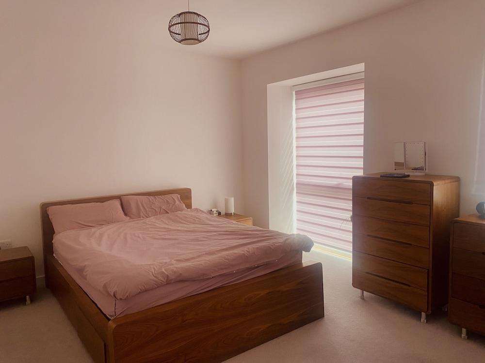 Luxorious 2-bedroom Townhouse in Carshalton - Tap to explore photos