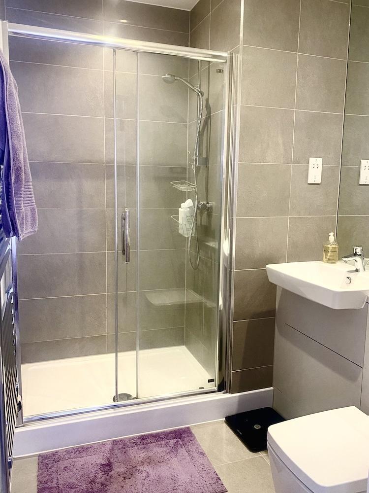 Luxorious 2-bedroom Townhouse in Carshalton - Tap to explore photos