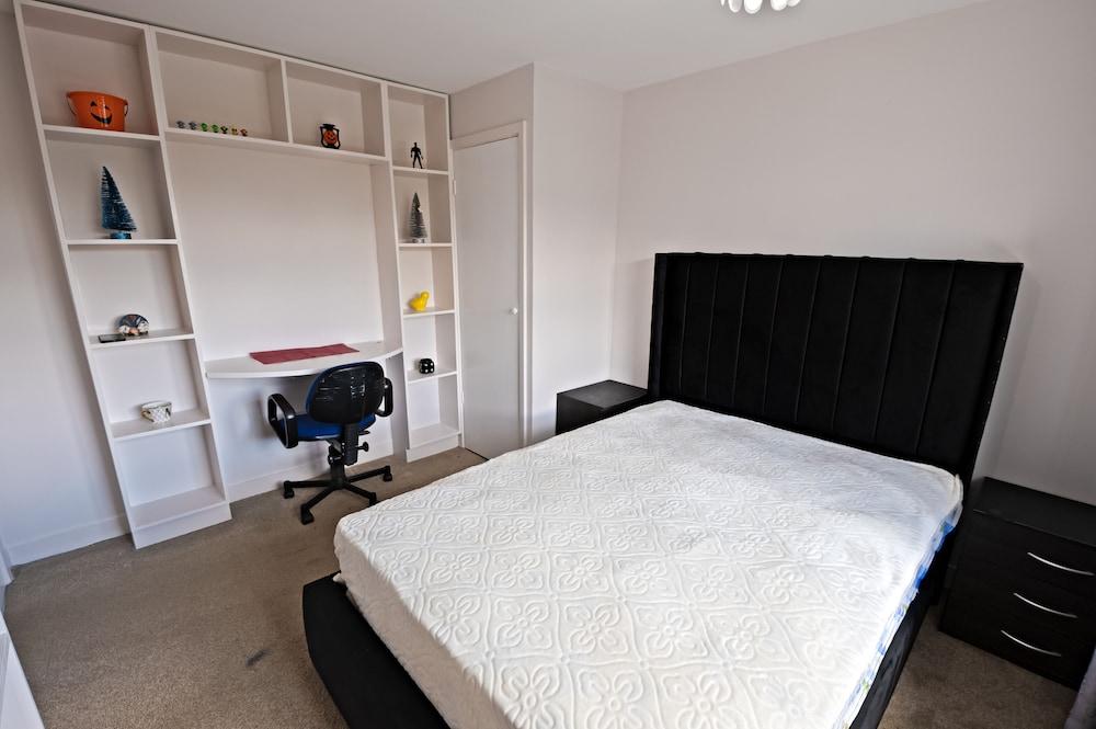 Immaculate 2-bed Apartment in Isleworth by River - Tap to explore photos