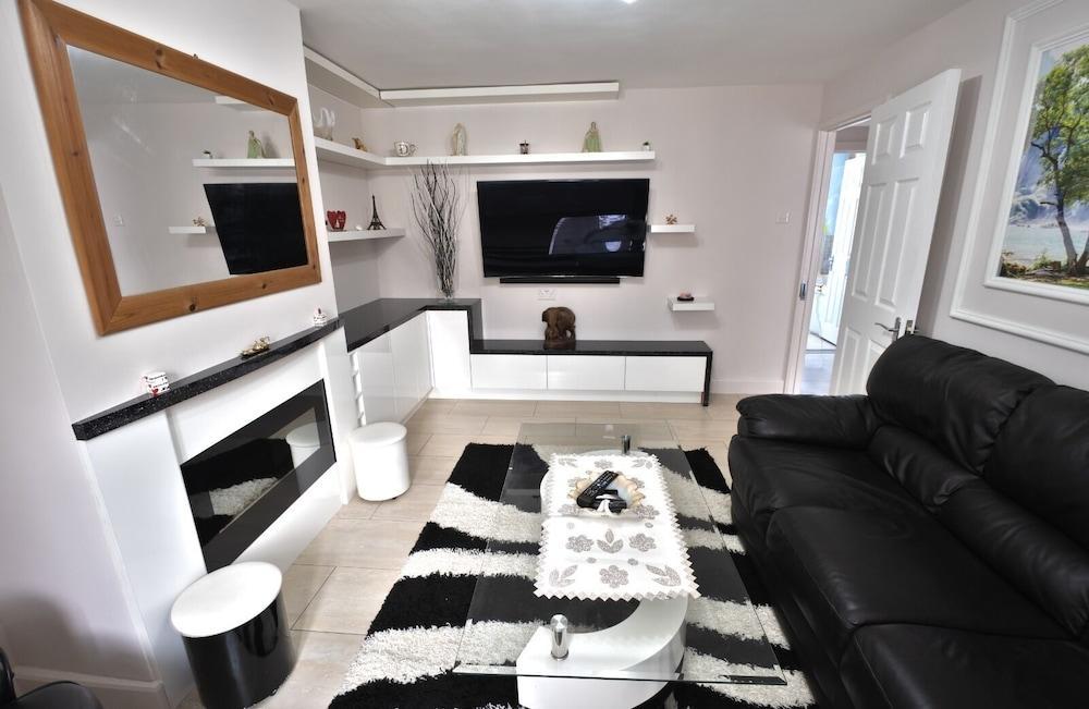 Immaculate 2-bed Apartment in Isleworth by River - Tap to explore photos