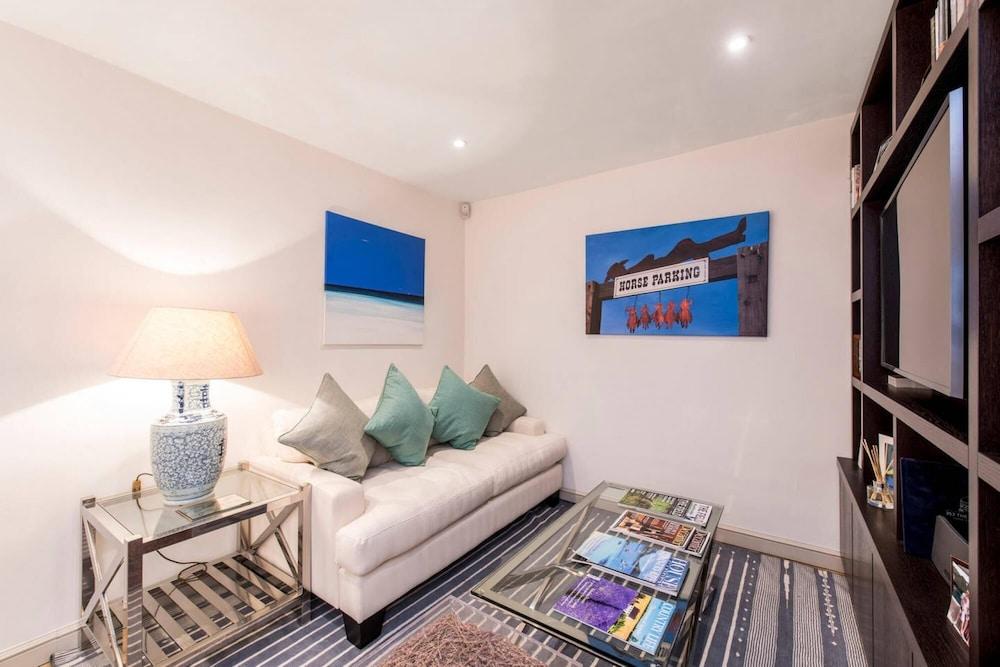 Modern Marble Arch 3bed Family Home - Tap to explore photos