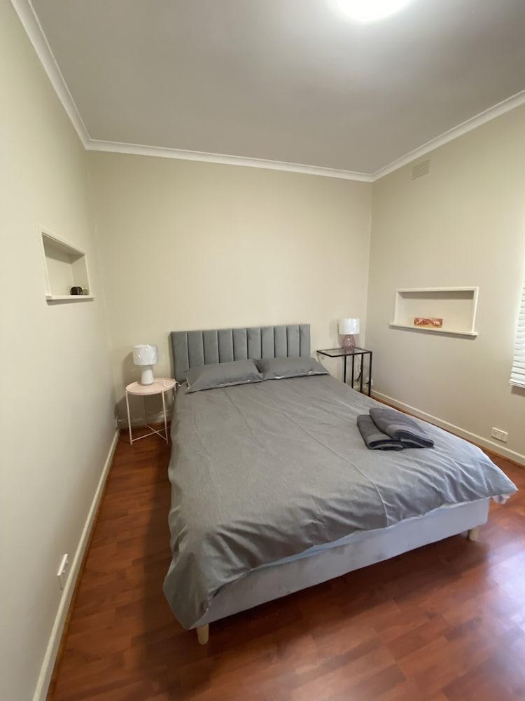 Mitcham train station 2 bedrooms unit - Tap to explore photos