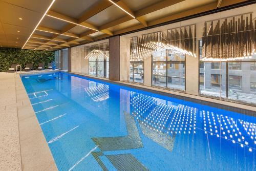 Meriton Suites Melbourne - Tap to explore photos