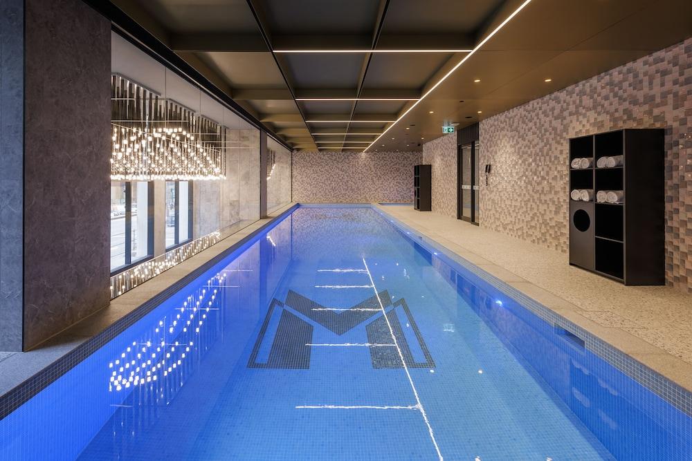 Meriton Suites Melbourne - Tap to explore photos