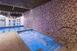 Meriton Suites Melbourne - Tap to explore photos