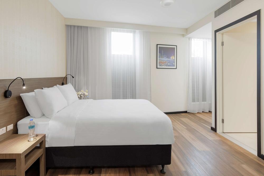 Best Western Queen Victoria Market Hotel Room Type - Standard Room, 1 Queen Bed, Accessible, Non Smoking Best Western Queen Victoria Market Hotel Room Type - Standard Room, 1 Queen Bed, Accessible, Non Smoking