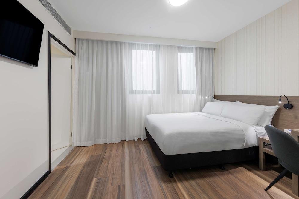 Best Western Queen Victoria Market Hotel Room Type - Standard Room, 1 Double Bed, Accessible, Non Smoking