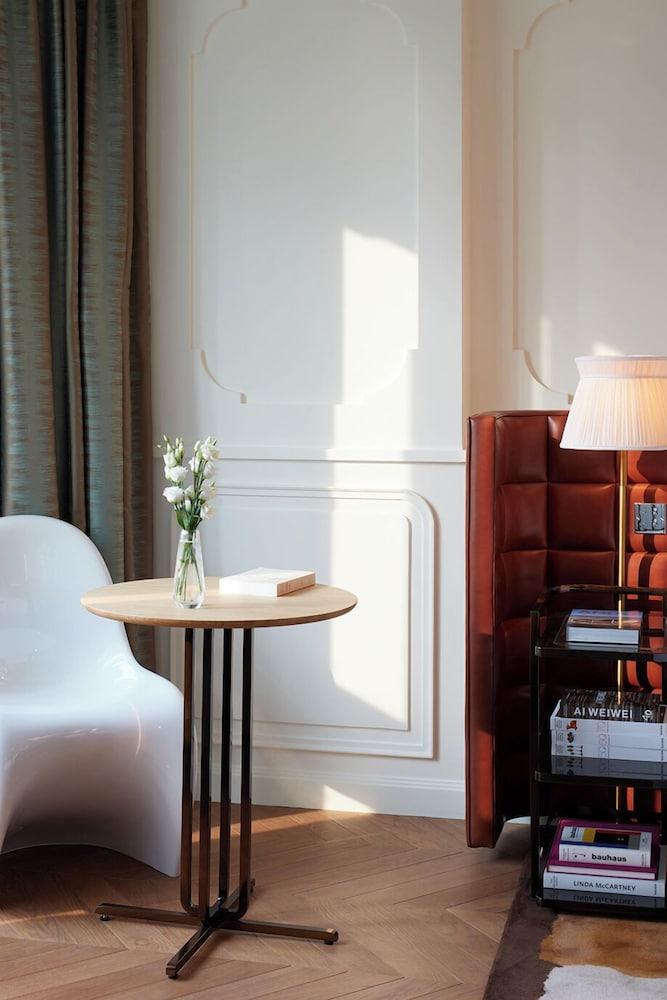 Villa-des-Prés Room Type - Junior Suite, city view or courtyard view