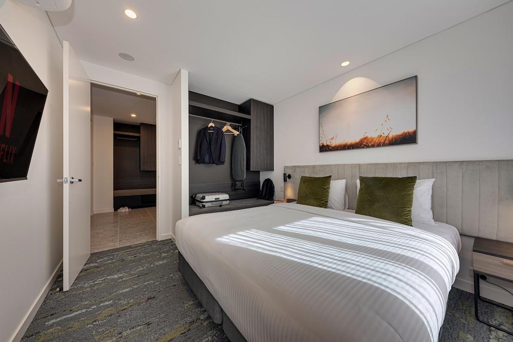 Littomore Suites Kingswood - Tap to explore photos