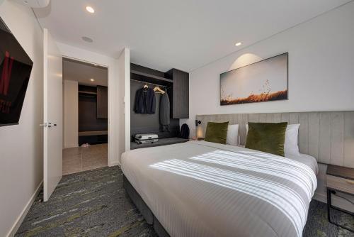 Littomore Suites Kingswood - Tap to explore photos