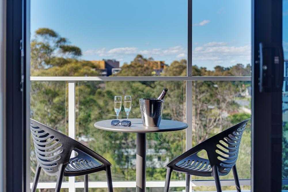 Littomore Suites Kingswood - Tap to explore photos