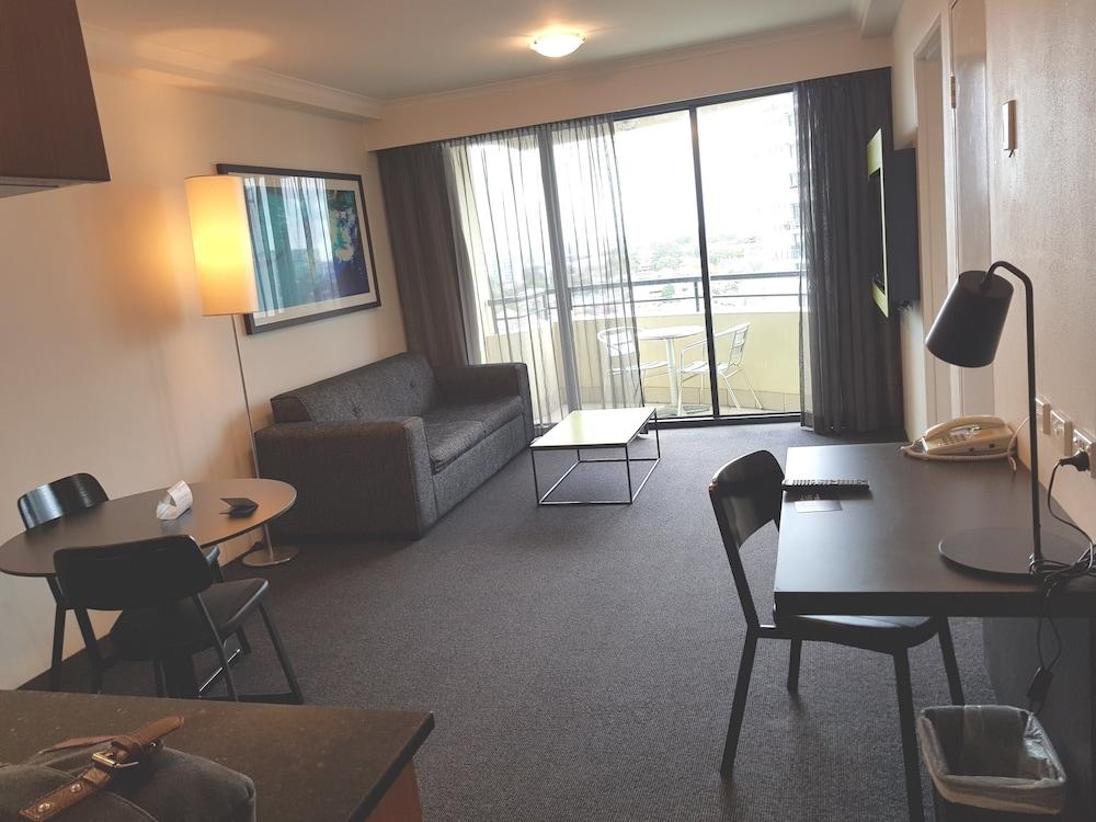 Parramatta Hotel in Mantra Building - Tap to explore photos