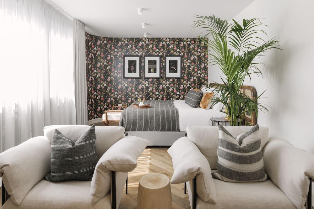 202 Elizabeth Room Type - The Lizzy Suite with King Bed