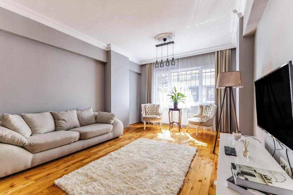 Fully Furnished Magnificent Flat in Uskudar - Tap to explore photos