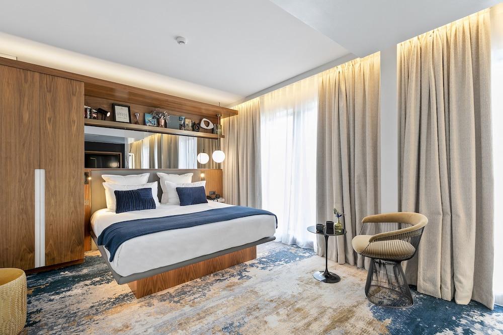 CARD Hôtel Room Type - Deluxe Double Room with View on the roofs of Paris