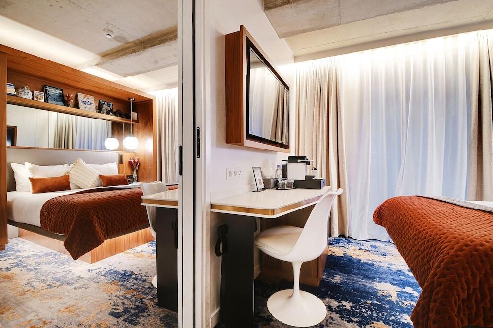 CARD Hôtel Room Type - Superior Quadruple Room