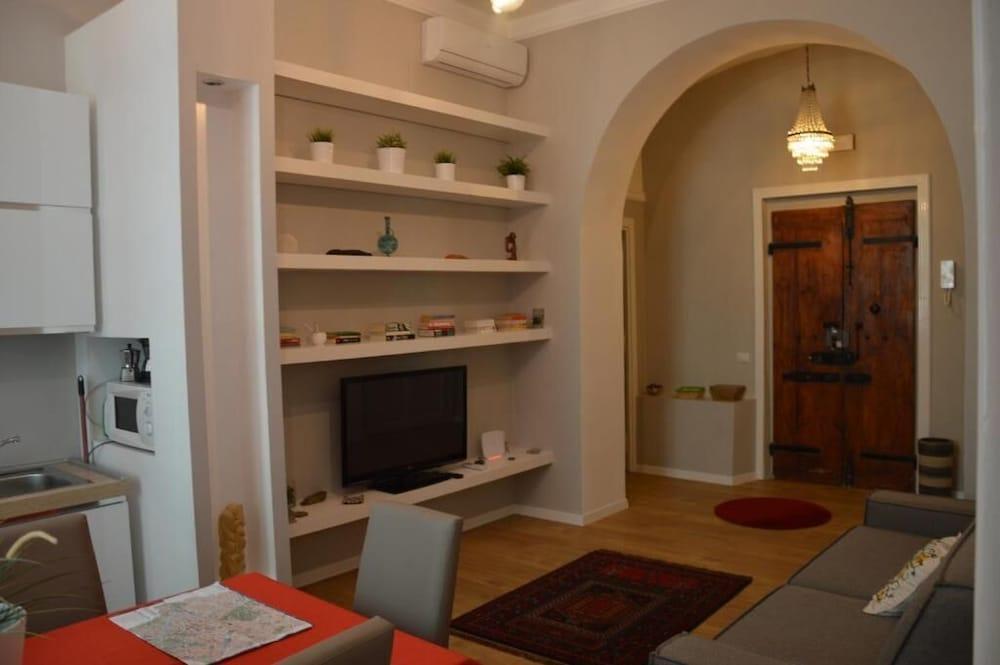 Luxury Three Bedroom Flat in Rome Center - Tap to explore photos