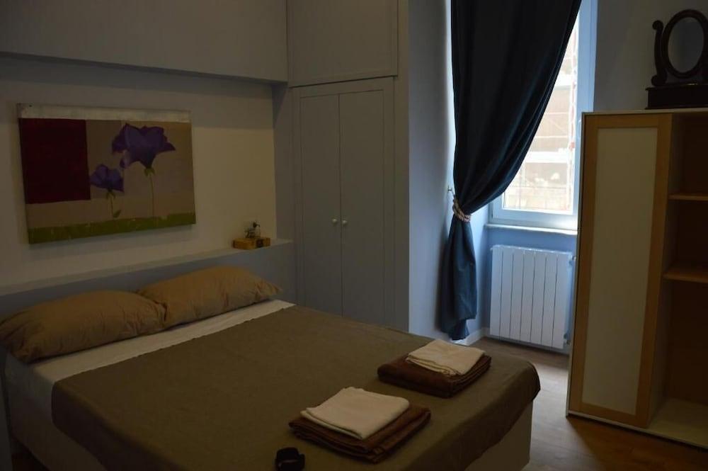 Luxury Three Bedroom Flat in Rome Center - Tap to explore photos