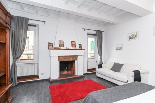 Gorgeous Trastevere Loft On The River - Tap to explore photos