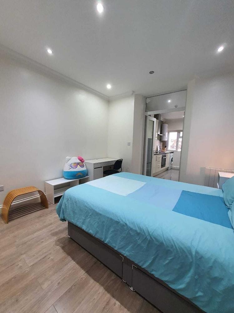 Cosy Entire Home Kingscross Central London - Tap to explore photos