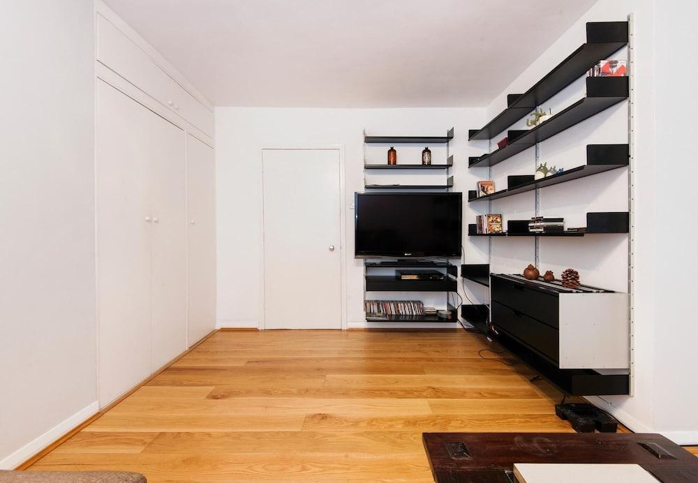 Lovely Flat in Literary London - Tap to explore photos