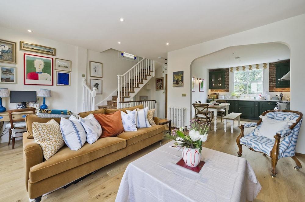 Delightful Apartment in Brackenbury Village Near Hammersmith by Underthedoormat - Tap to explore photos