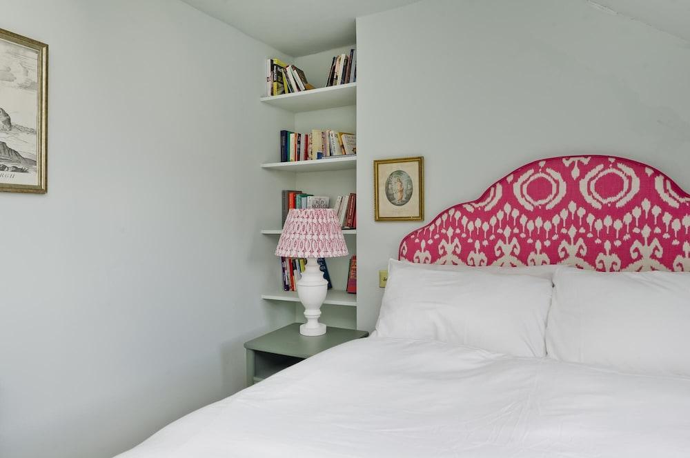 Delightful Apartment in Brackenbury Village Near Hammersmith by Underthedoormat - Tap to explore photos