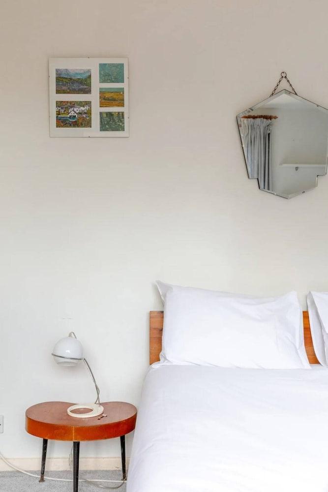 Cosy 2BD Flat - New Cross - Tap to explore photos
