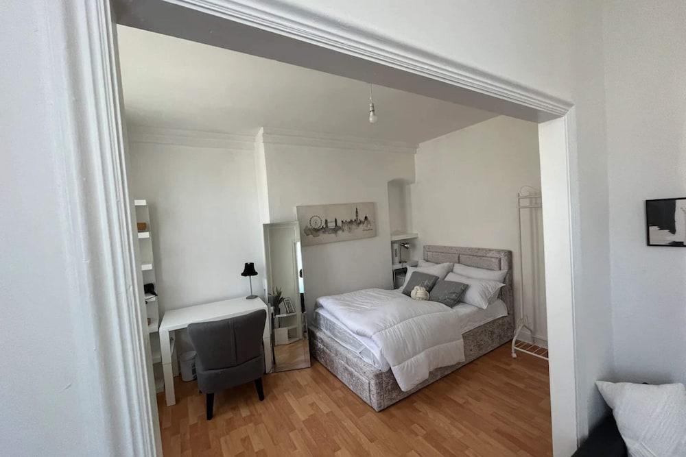 Modern & Peaceful 1BD Flat - Islington - Tap to explore photos