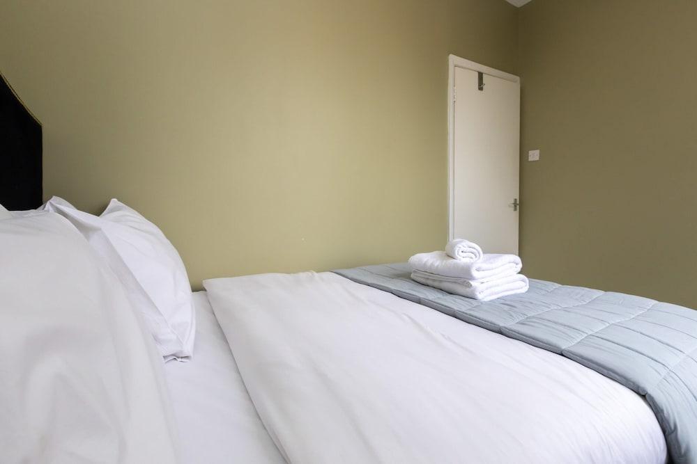 Light & Central 1BD Flat - Dalston - Tap to explore photos
