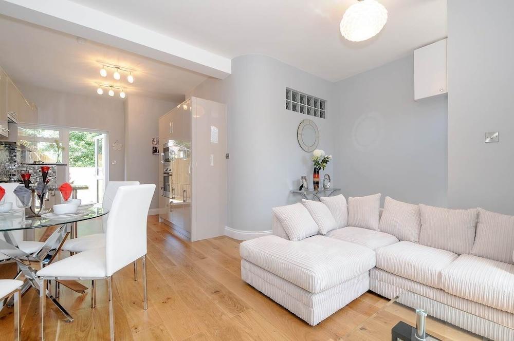Charming 5 Star 3 Bed London Flat, Garden, Parking - Tap to explore photos