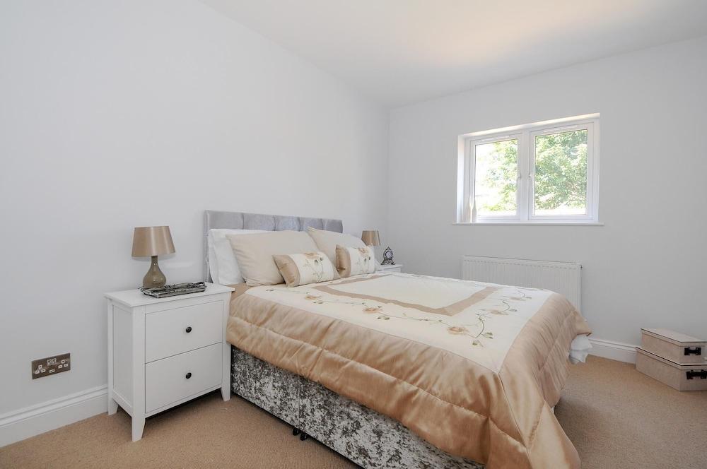 Charming 5 Star 3 Bed London Flat, Garden, Parking - Tap to explore photos
