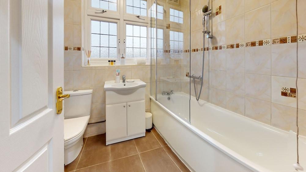 JDB Romford - Charming 4-bedroom House - Tap to explore photos