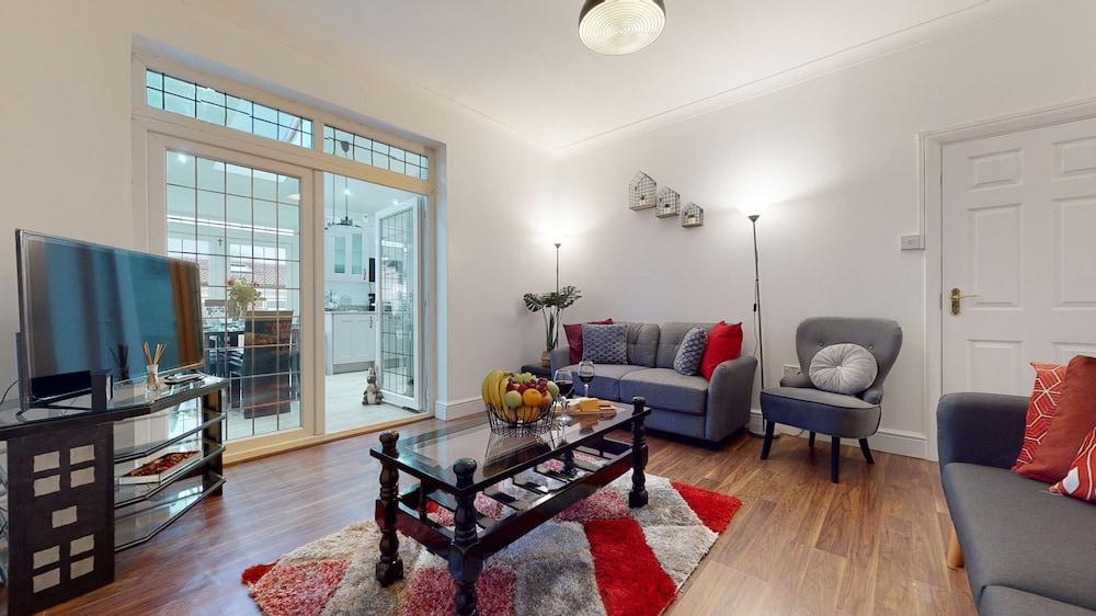 Charming 5-bed House in Romford - Tap to explore photos