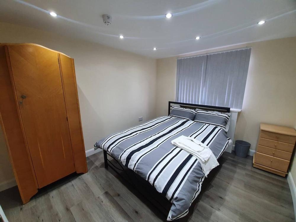 Lovely 5-bed House in Essex - Tap to explore photos
