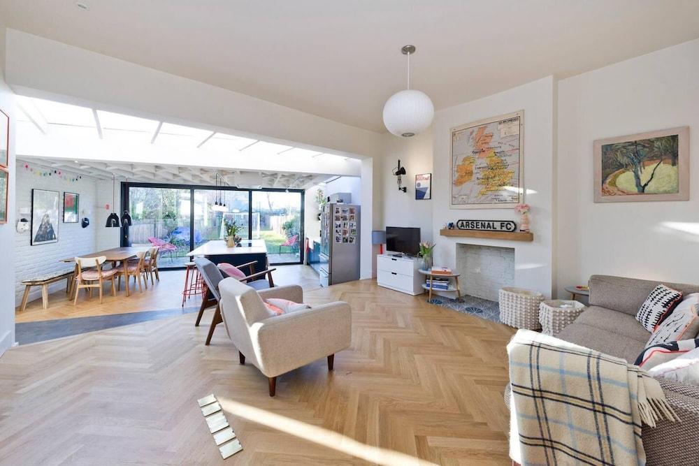 Long Stay Discounts - Modern Bright 5-bed Acton - Tap to explore photos