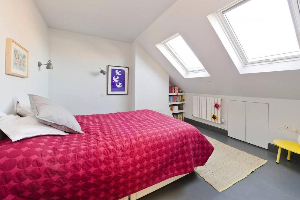 Long Stay Discounts - Modern Bright 5-bed Acton - Tap to explore photos