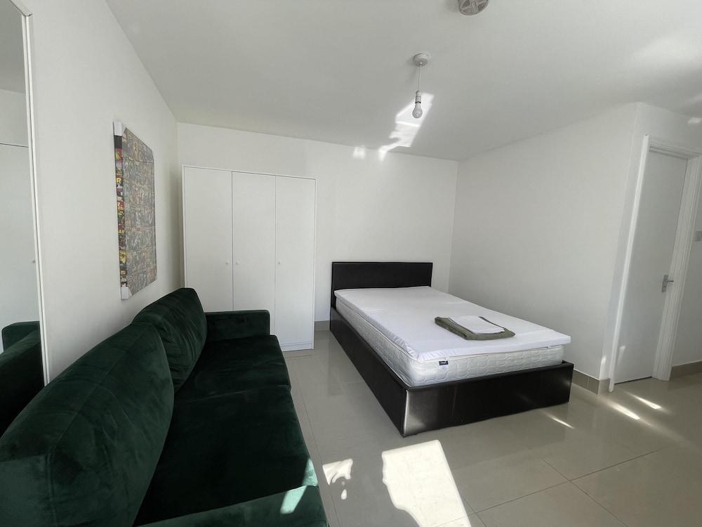 Immaculate 1-bed Studio in London - Tap to explore photos